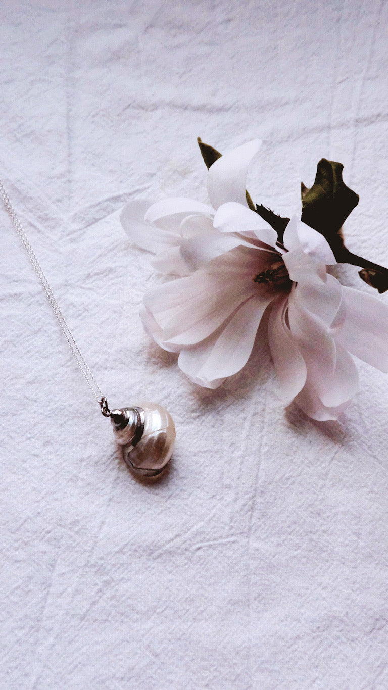 White Pearly Seashell Necklace - AURUM LUMINARE - Jupiter in Cancer