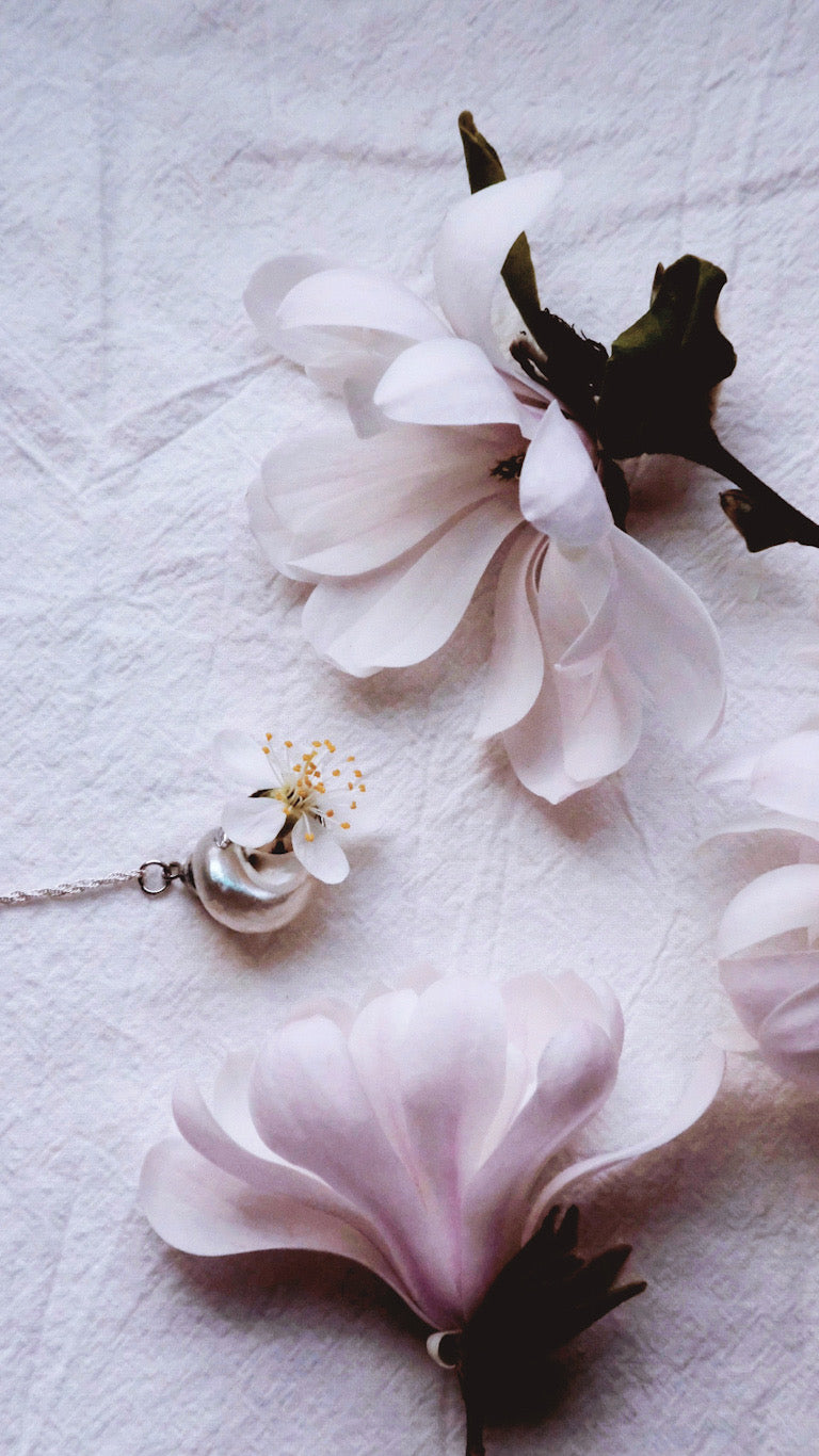 White Pearly Seashell Necklace - AURUM LUMINARE - Jupiter in Cancer