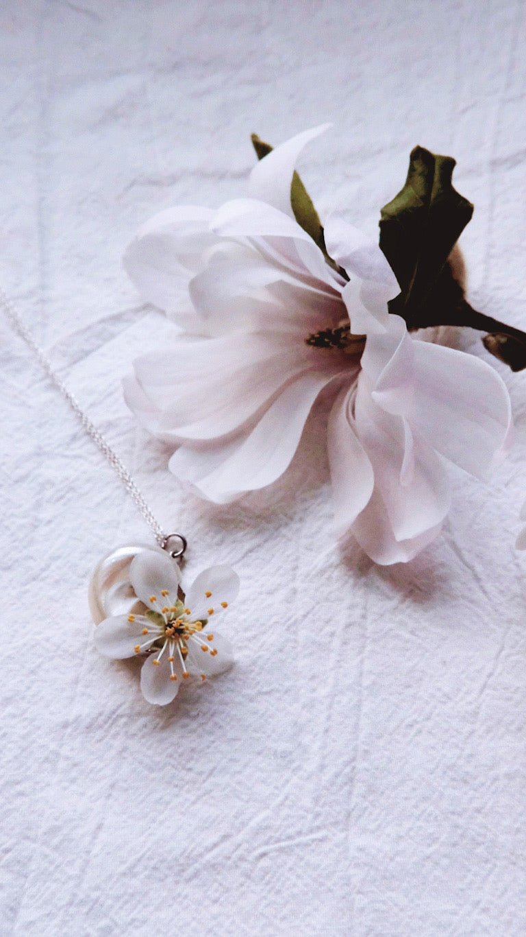 White Pearly Seashell Necklace - AURUM LUMINARE - Jupiter in Cancer