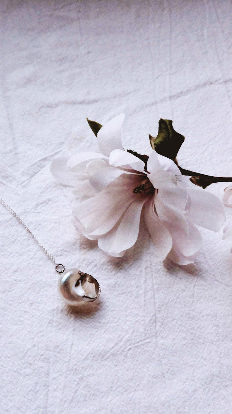 White Pearly Seashell Necklace - AURUM LUMINARE - Jupiter in Cancer